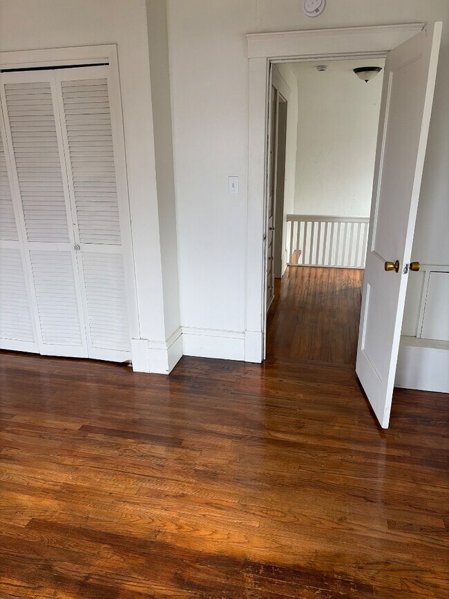 Building Photo - 1541 E 212th St