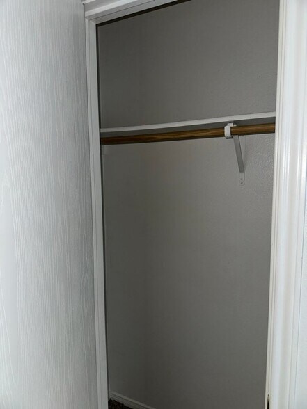 Building Photo - 402 Topeka Ct