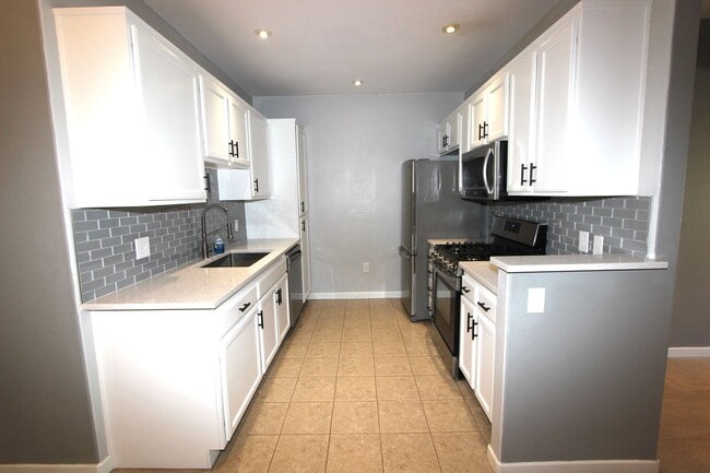 Building Photo - Light & Bright 2 bedroom 2 bathroom condo ...