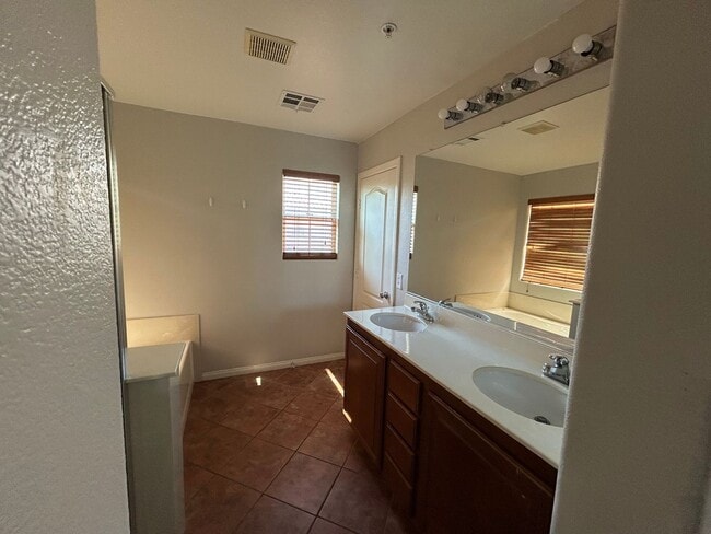Building Photo - Great Henderson property