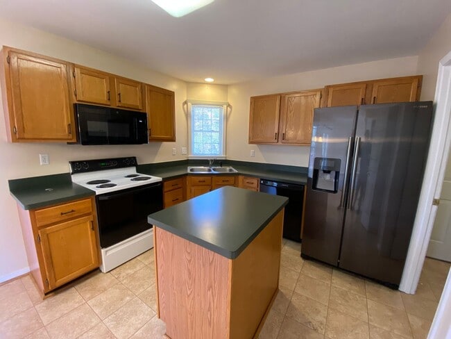 Building Photo - Great location In Mechanicsville! Three bedrooms plus bonus room/fourth bedroom, 2.5 baths and ga...