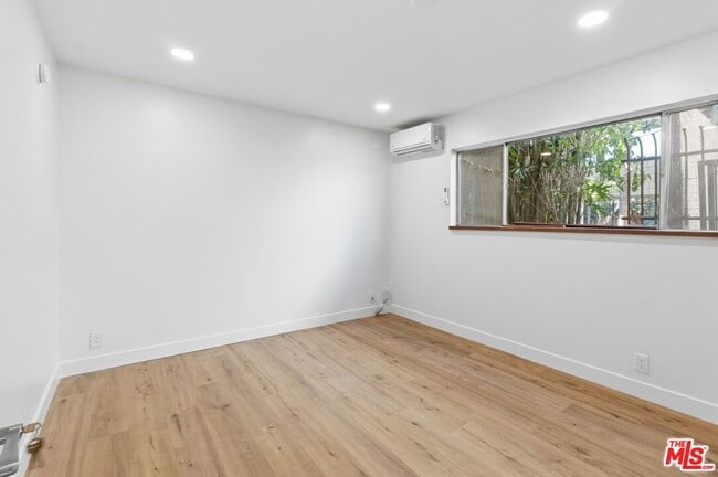 Building Photo - 614 6th Ave