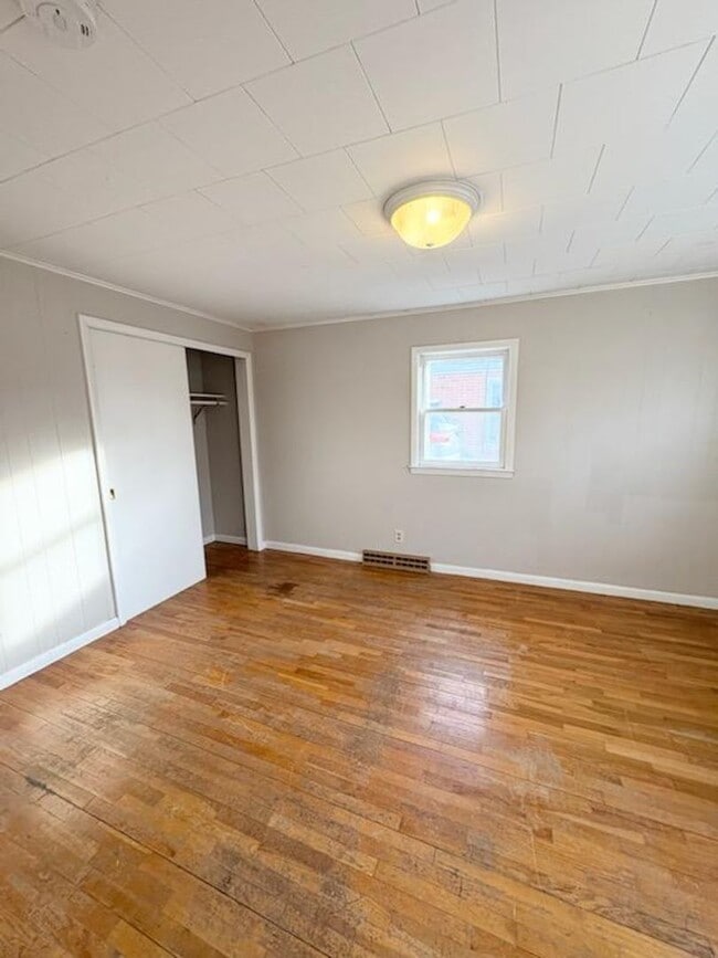 Building Photo - 3 Bedroom House With Large Yard!