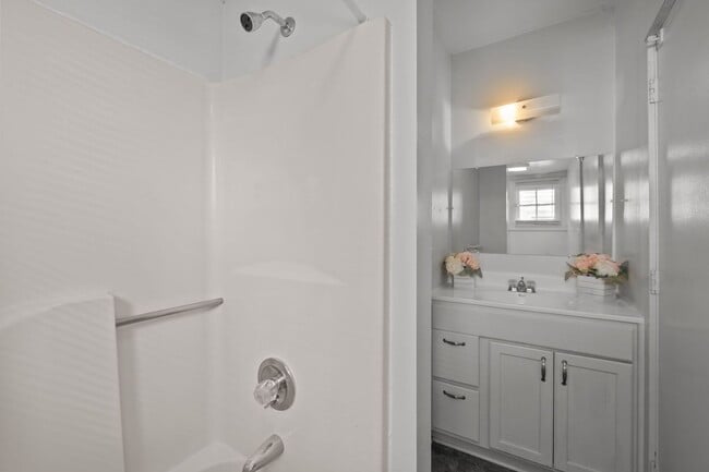 Building Photo - Spacious 5-Bed Home with Front Porch, Deck...