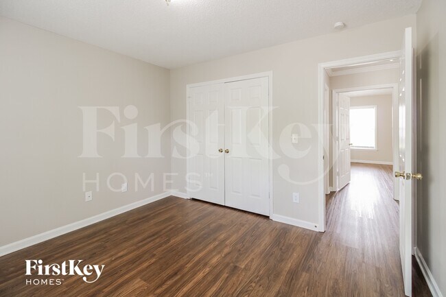 Building Photo - 422 Twin Valley Dr