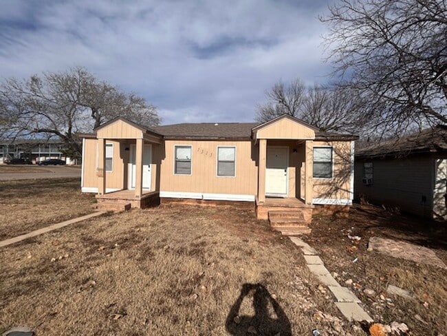 Building Photo - 1315 SW E Ave