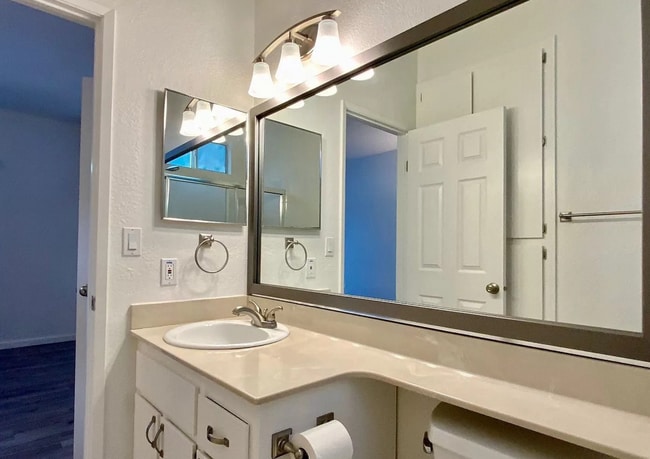 Building Photo - Fabulous Canyon Meadows Condo - Move-In Re...