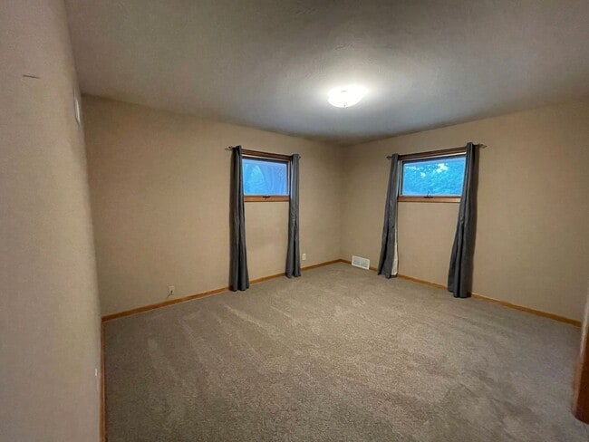 Building Photo - Beautiful 3 bedroom house