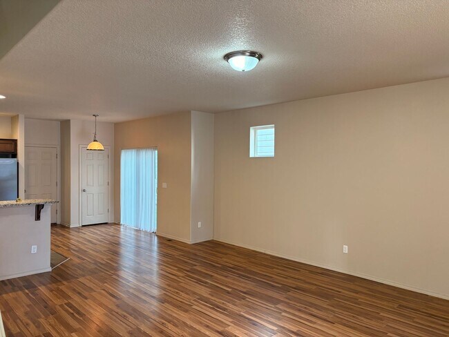 Building Photo - Well Maintained Spacious 4 BD Home with Granite Countertops, Hardwood Floors, High Ceilings, Grea...