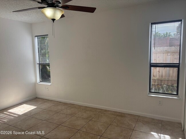 Building Photo - 467 Willow Tree Dr