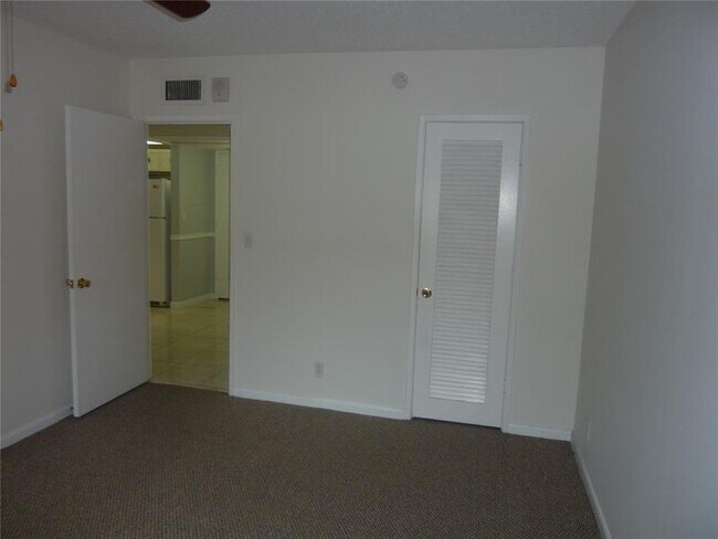 Building Photo - 259 S Cypress Rd