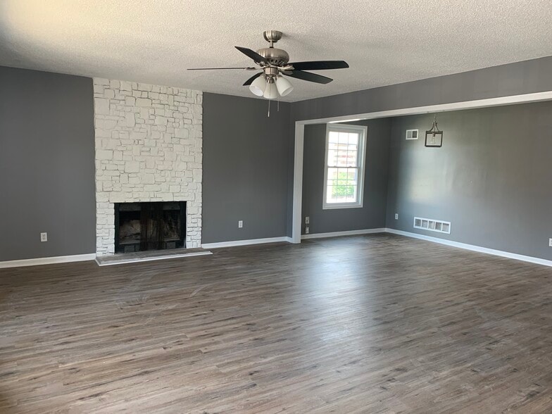 Living room/ dining room - 14011 Dunbar Ct