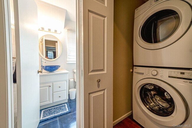 Building Photo - 49 Canoe Place Rd