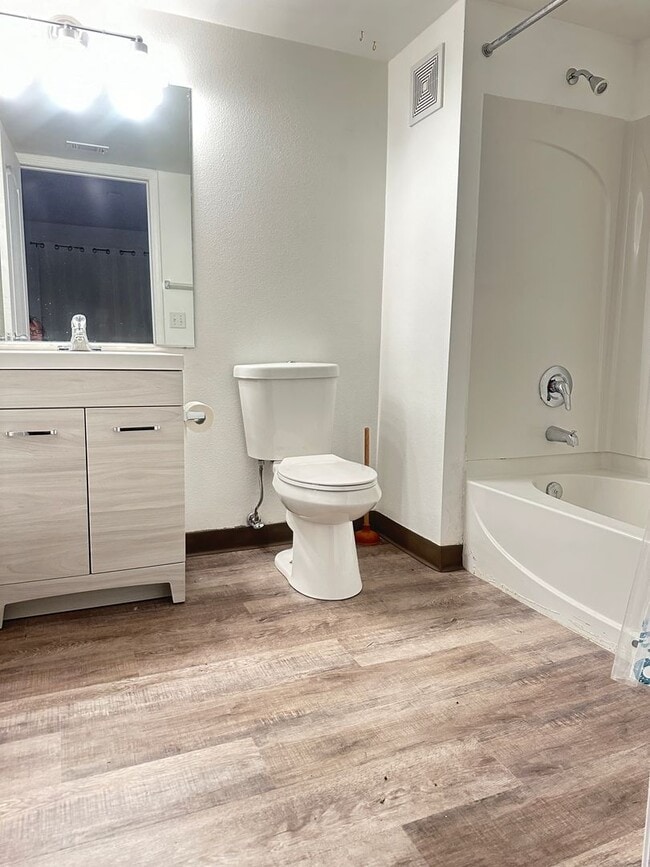 Building Photo - 2 bedroom/ 2 bathroom unit