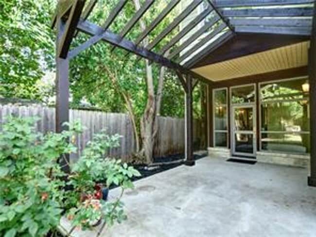 Primary Photo - 804 E 47th St