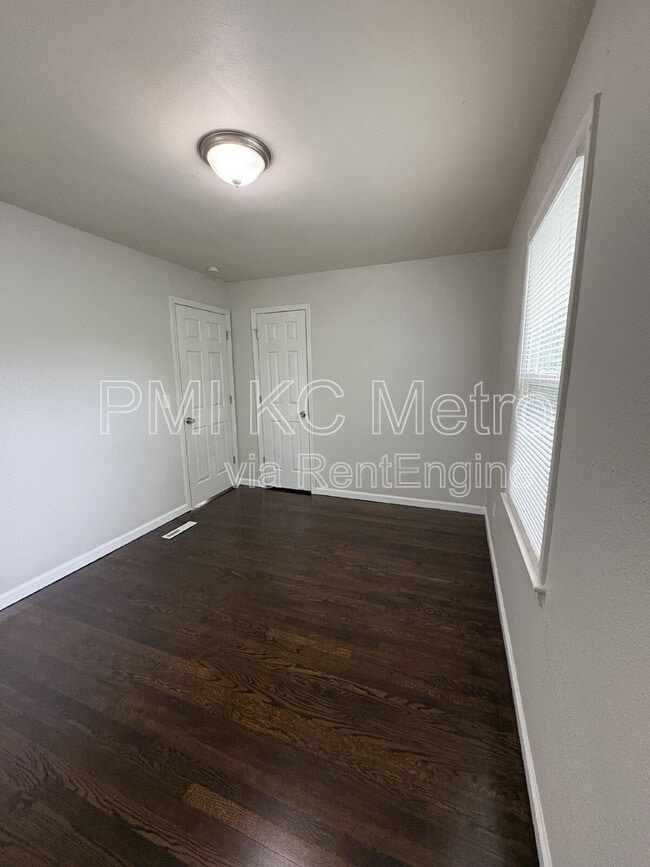 Building Photo - 1342 E 84th Terrace