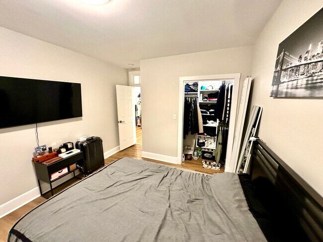 Building Photo - 829-833 Beacon Unit 204