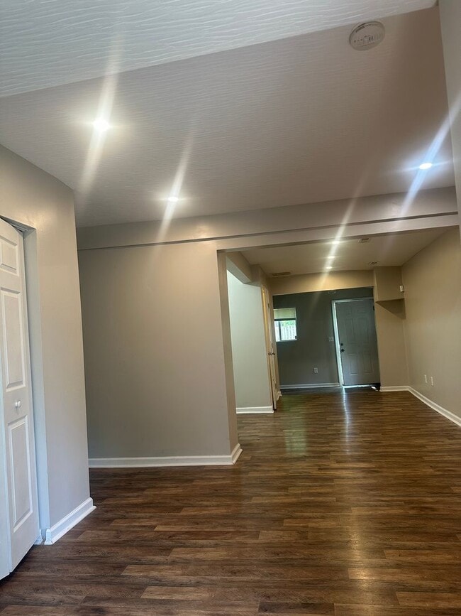 Building Photo - MOVE IN SPECIAL! 1/2 off 1st MONTHS RENT! ...