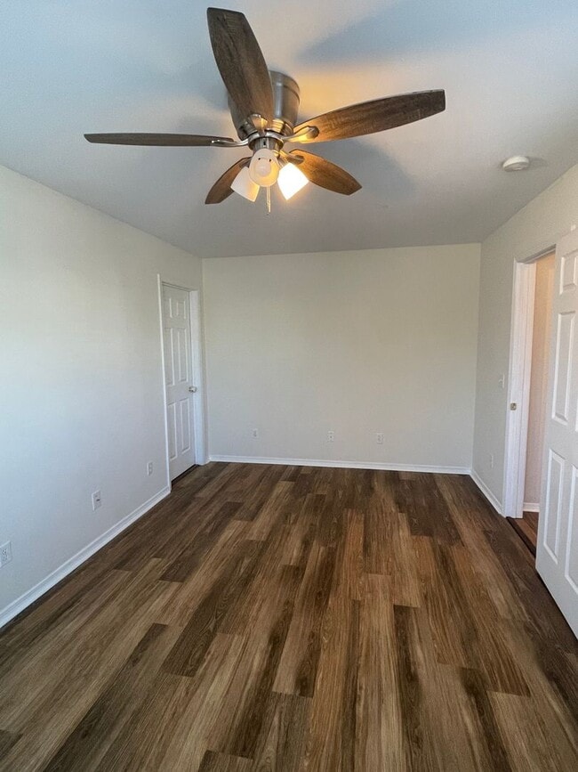 Building Photo - 4 BEDROOM IN GODLEY PARK- POOLER