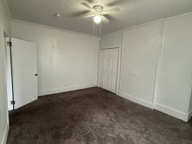 Building Photo - Very Large 3 or 4 bedroom home with nice y...