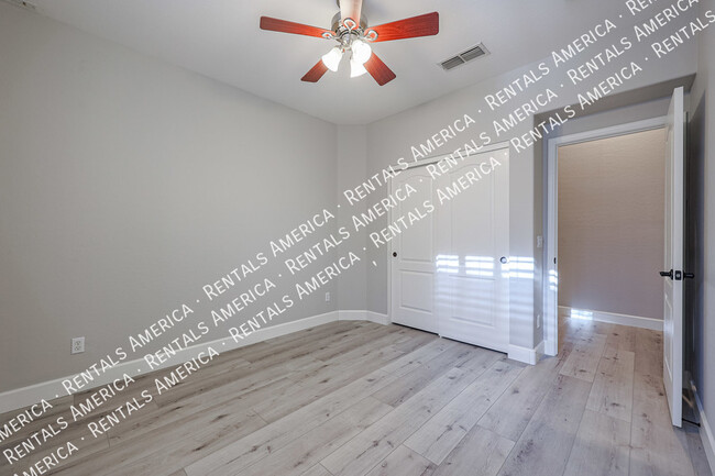 Building Photo - 6806 W Skylark Dr