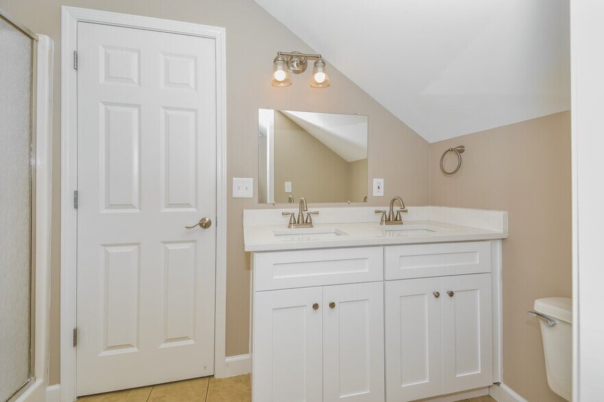 Building Photo - 117 Lakeside Ct