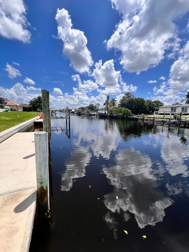 Building Photo - Waterfront Paradise in Punta Gorda Isles –...