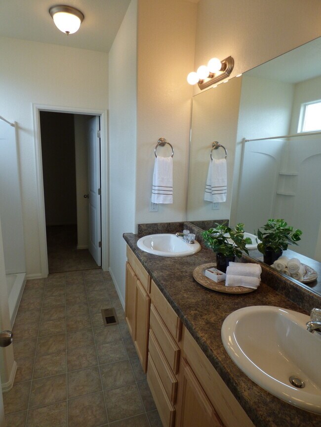Building Photo - Beautiful 3 Bed / 2 Bath Home in Wellington!