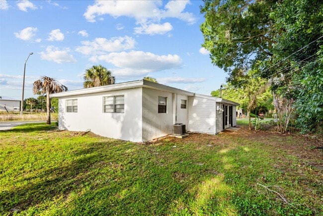 Building Photo - 2 Bedroom 1 Bath Duplex