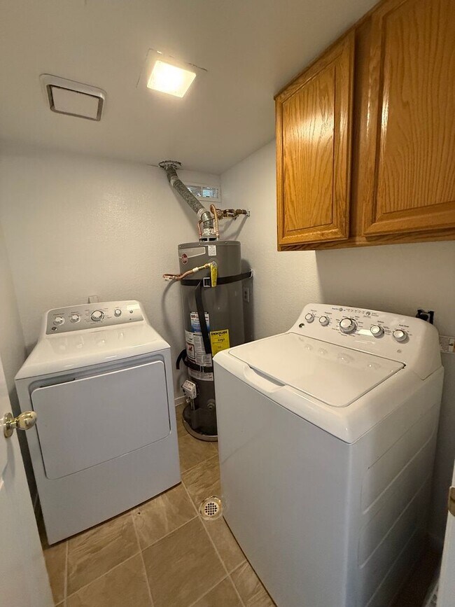 Building Photo - TWO BEDROOM TOWNHOME IN THE LAKES WITH GARAGE AND ATTACHED CARPORT