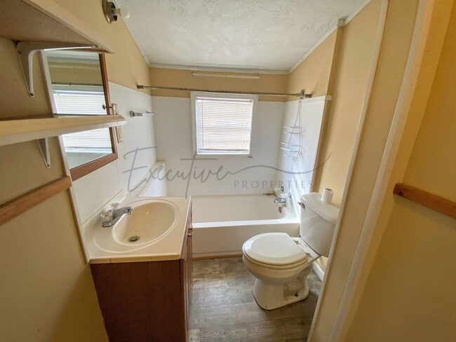 Building Photo - 2-Bed, 1-Bath Home in Lake Charles - Deposit-Free Move-In Option Available!