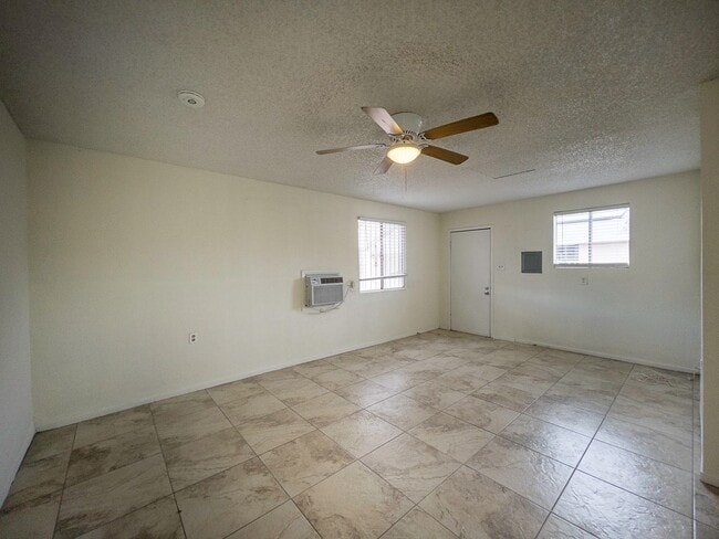 Building Photo - 1 bed and 1 bath located in Henderson!