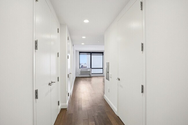 Building Photo - 148 1st St