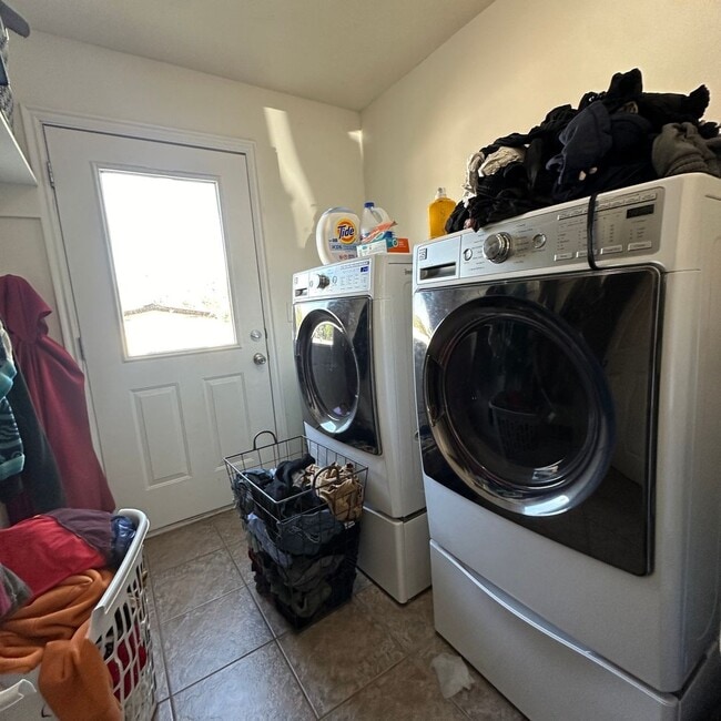 Building Photo - 3 Bedroom Victor Townhouse - Furnished