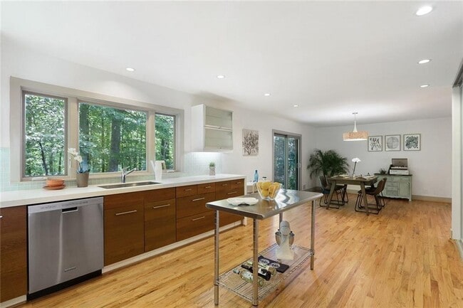 Building Photo - 1995 Commodore Ln