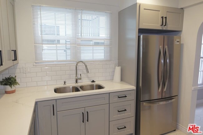 Building Photo - 906 Croft Ave