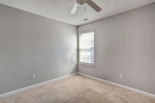 Building Photo - SINGLE FAMILY HOME- 3 Bedrooms 2.5 Baths