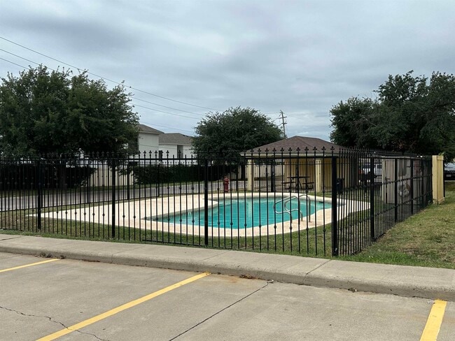 Building Photo - 1000 Ranchway Dr
