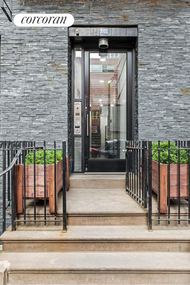 Building Photo - 343 E 92nd St