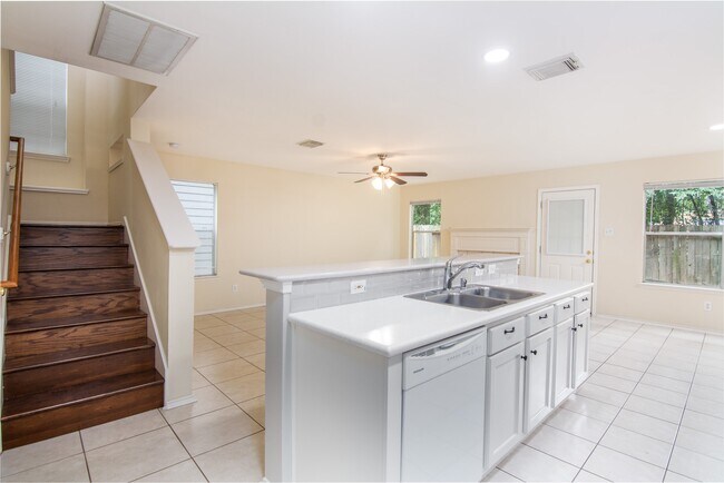 Building Photo - 127 N Villa Oaks Dr
