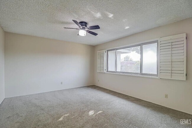 Building Photo - SW Home w/Garage!