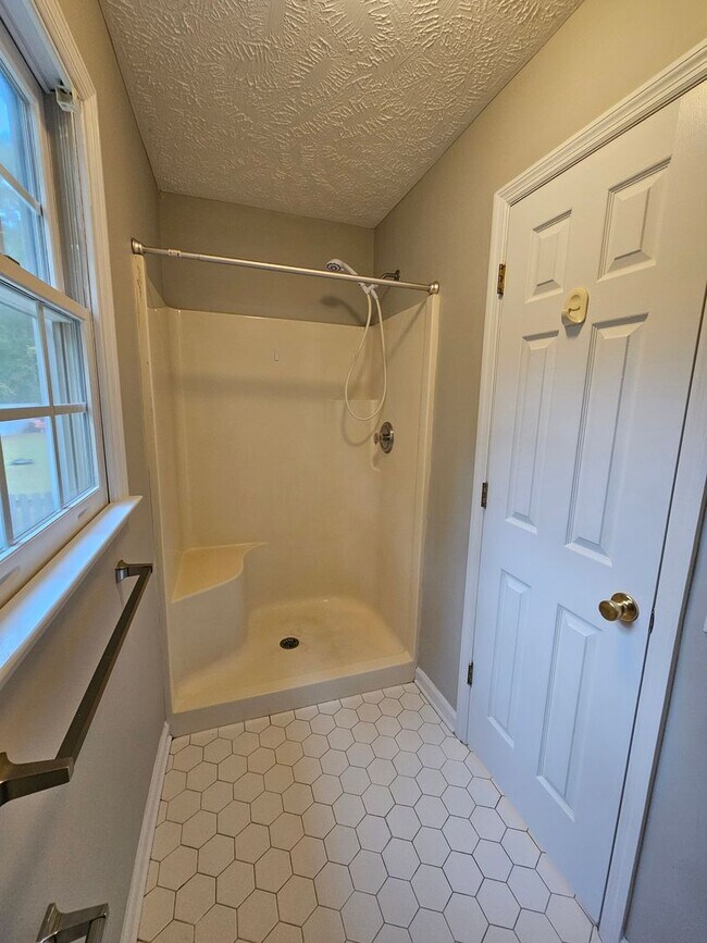 Building Photo - NEW LISTING!!!!!