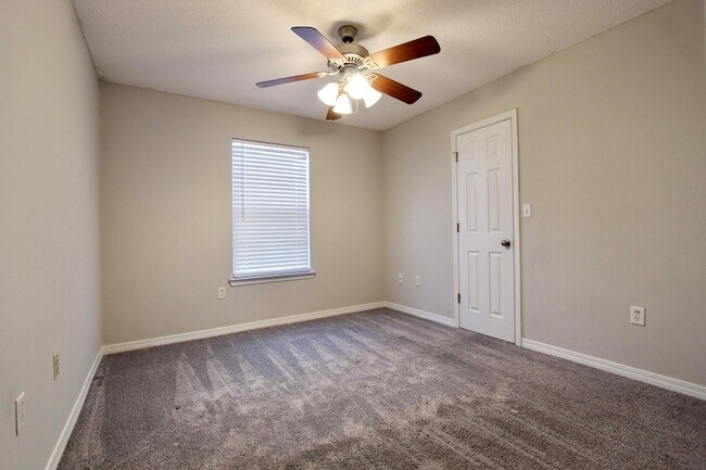 Building Photo - 205 Tiffot Ct