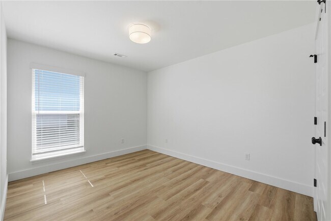 Building Photo - 5071 Vista Ave
