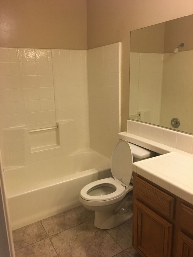 Building Photo - 3+2 NW Hageman & Jewetta Area $2200+ $2200 Deposit