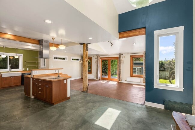 Building Photo - 4061 NE 110th St