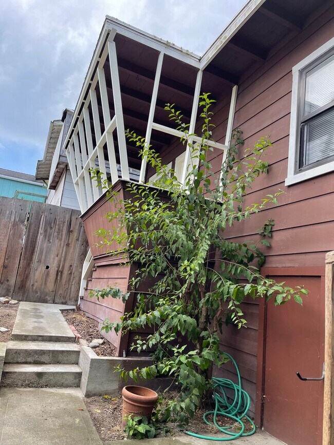 Building Photo - 2 Bed 1 Ba PG House walking distance to beach