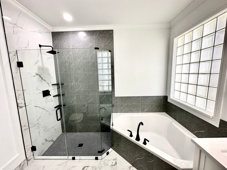 Master Bathroom - 10667 Oak Bend Way