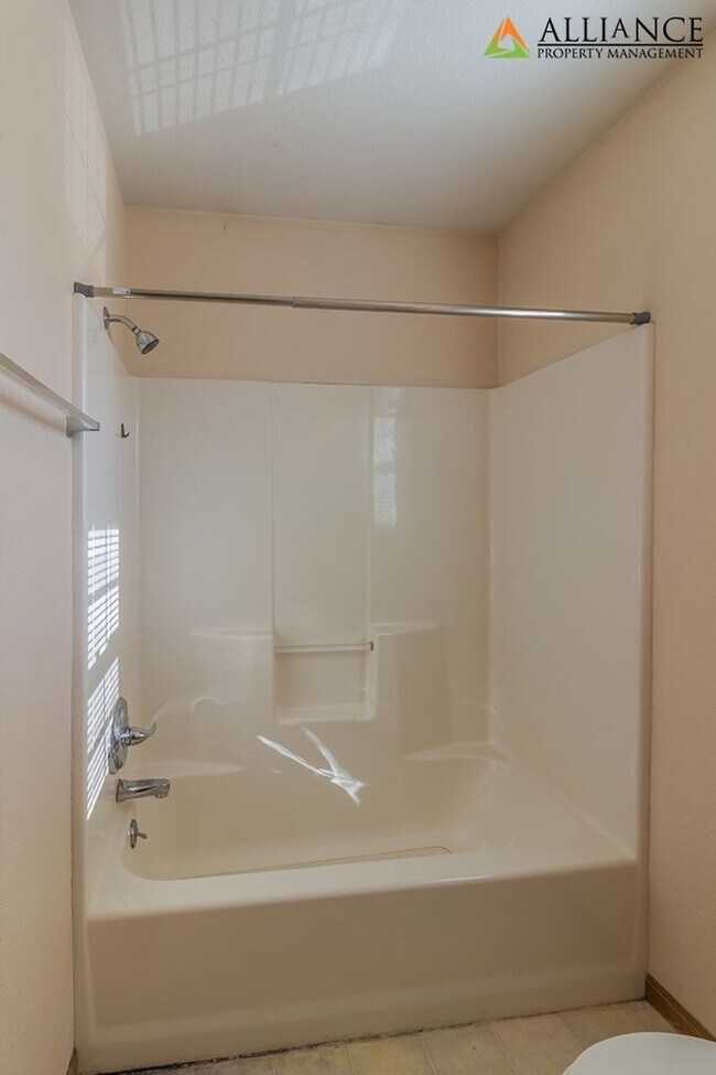 Building Photo - Bluemont Ave. 815-817