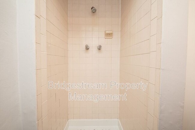 Building Photo - 619 Gainsborough Rd